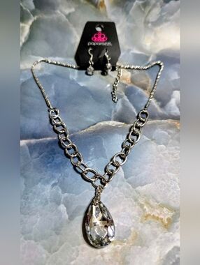 paparazzi Silver Teardrop Pendant Chain Necklace
